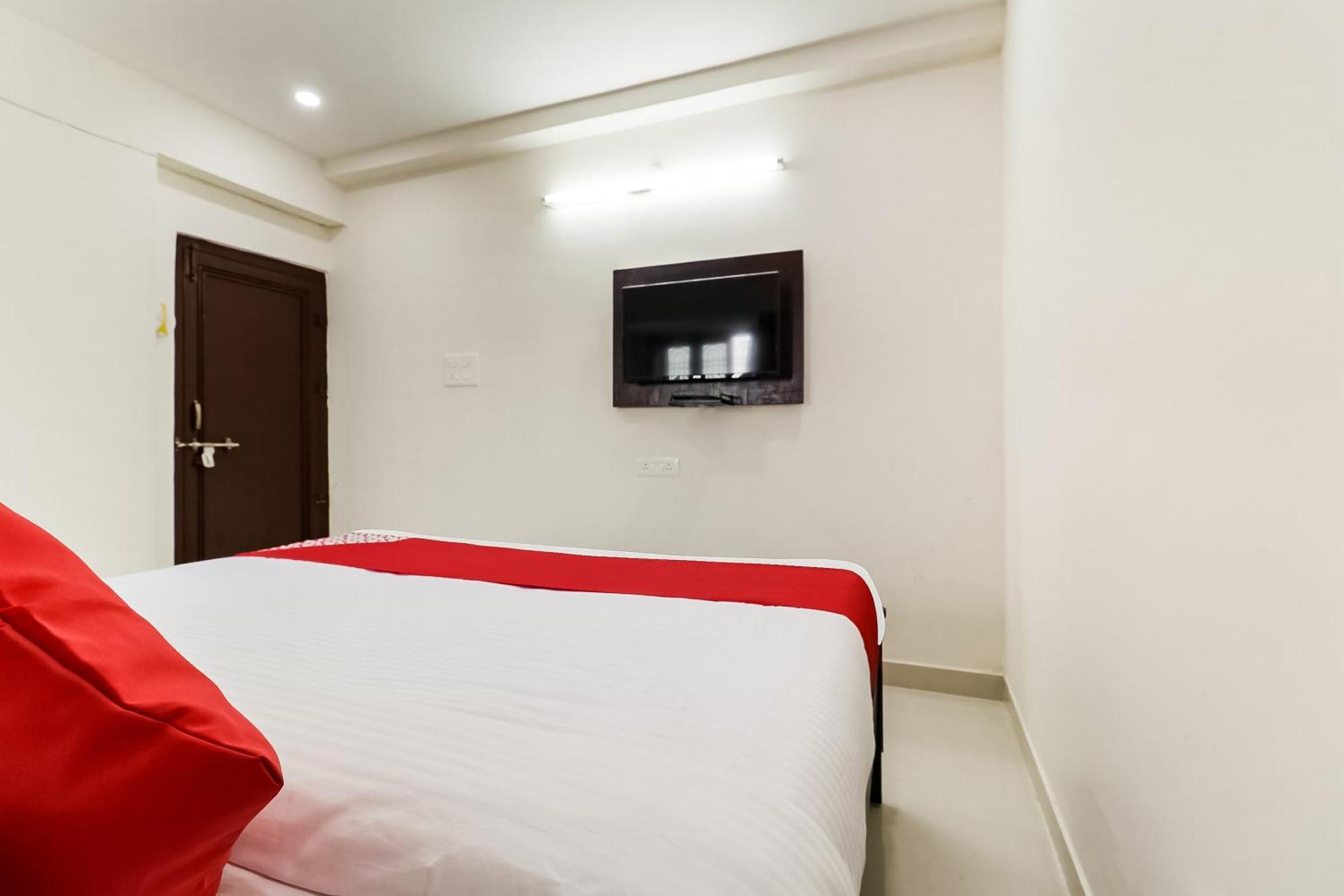Hotel Oyo Victory Grand Tadepalle Exterior foto